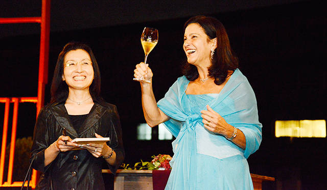 会場でゲストを迎えたのは、クリュッグ社のCEOマギー・エンリケス氏。「クリュッグは、常にどうすれば“歓び”を体験していただけるかを追求しつづけています。素晴らしい音楽、素晴らしい料理とともに、官能的で大胆なシャンパーニュのあらたな味わいを、ぜひ見つけてください」