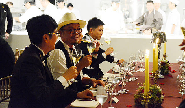 空間の監修を務めたのは、大阪を拠点に国内外で活躍するデザイン集団「graf」の服部滋樹氏（中央）。彼は今回、クリュッグが打ち出すコンセプト「Rough Luxury（肩をはらないラグジュアリー）」を空間に体現したのだという