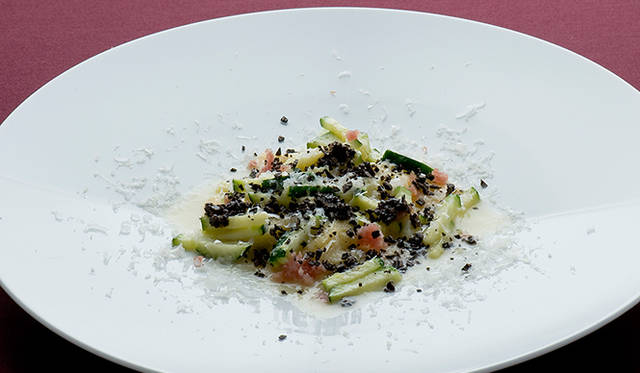 「凝縮ズッキーニとブッラータを詰めたメッツァルーナ たっぷり黒トリュフと」