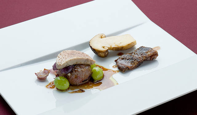 「ビュルゴー家の鴨のロトリーニ炭火焼きと松茸 皮のクロッカンテとフォアグラのコンフィ添え」