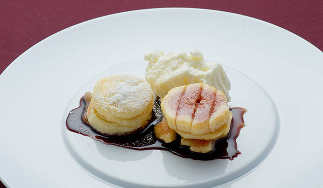 「焼き立てのバニラスフレ イチジク色々とマスカルポーネのムース添え」
