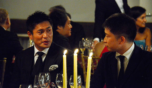 元ラグビー選手の大畑大介氏（左）