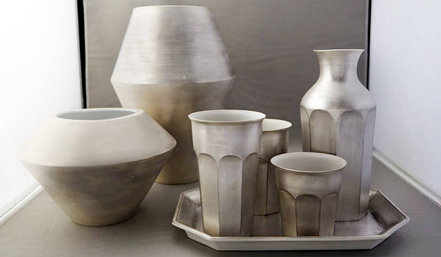 <strong>「HASAMI スーパーモデル シルバータイプ」</strong>　右手前／カップ：S 5400円、中央奥／カップ：M 5400円、中央手前／カップ：L 7560円、右奥／ボトル 1万800円、左前／ライト：M 2万7000円、左奥／ライト：L 4万3200円