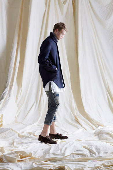 shirt coat no.287　3万2400円、pants no.050　5万8320円