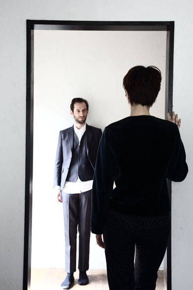 （men）ジャケット 5万8320円、ベスト 3万780円、シャツ1万9440円、パンツ2万9700円、（women）ブルゾン3万7800円、パンツ2万8620円