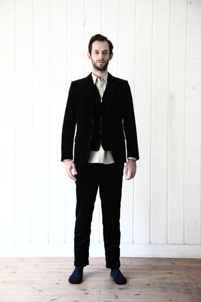 ベルベットジャケット5万9400円、ベルベットベスト3万1860円、シャツ1万9980円、ベルベットパンツ3万780円