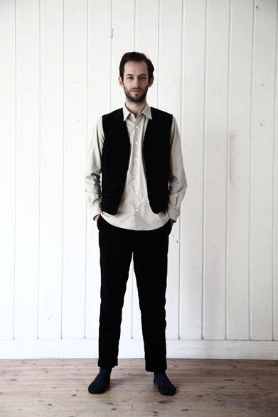 ベルベットベスト3万1860円、シャツ1万9980円、ベルベットパンツ3万780円