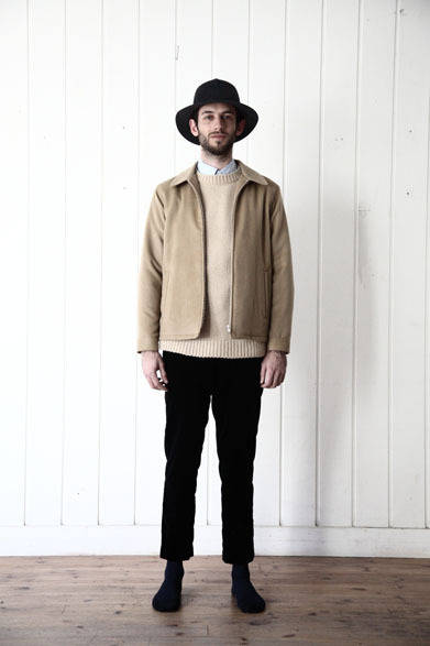 ブルゾン4万9140円、ニット3万8880円、シャツ1万6200円、ベルベットパンツ3万780円、ハット2万9700円