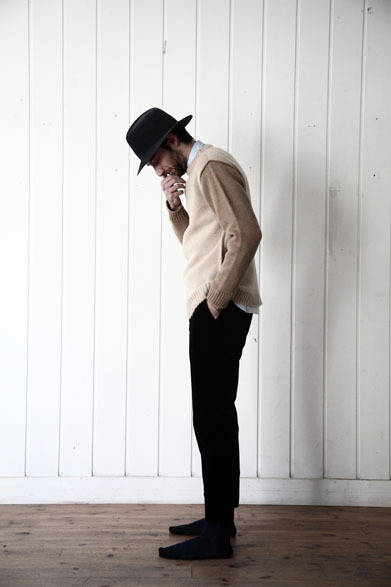 ニット3万8880円、シャツ1万6200円、ベルベットパンツ3万780円、ハット2万9700円