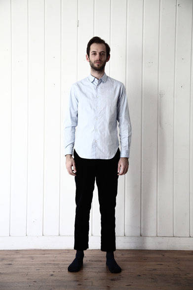 シャツ1万6200円、ベルベットパンツ3万780円