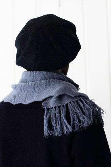 ニット3万3120円、マフラー2万5380円、藍染めベレー1万7820円