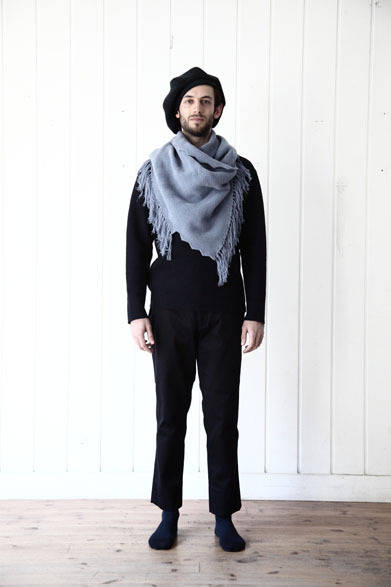 ニット3万3120円、パンツ2万9160円、マフラー2万5380円、藍染めベレー1万7820円