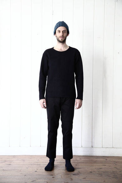 ニット3万3120円、パンツ2万9160円、藍染めニットキャップ1万7820円