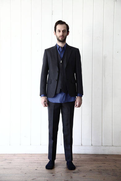 ジャケット 5万8320円、ベスト 3万780円、カットソーシャツ 2万9160円、パンツ2万9700円