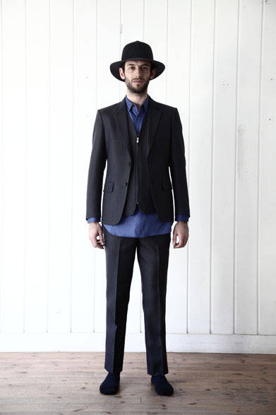 ジャケット 5万8320円、ベスト 3万780円、カットソーシャツ 2万9160円、パンツ2万9700円、ハット2万9700円