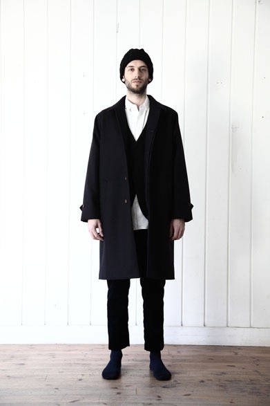 コート8万1000円、ニットジャケット4万4280円、シャツ1万9440円、ベルベットパンツ3万780円、ニットキャップ1万2960円