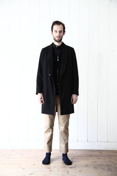 コート6万1290円、ベルベットベスト3万1860円、シャツ1万8900円、パンツ2万9160円