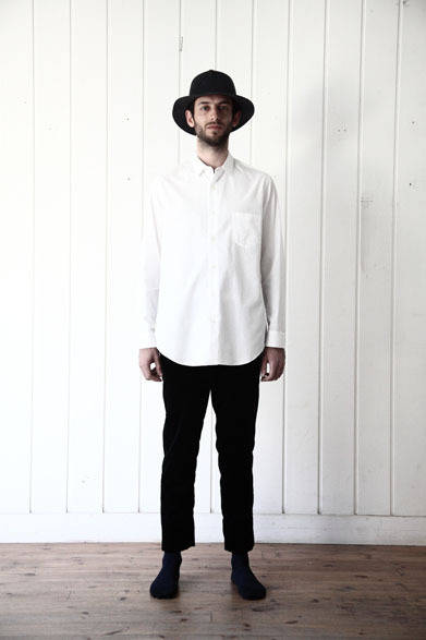 シャツ1万9440円、ベルベットパンツ3万780円、ハット2万9700円