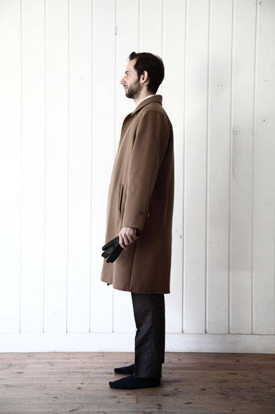 コート8万1000円、シャツ2万1600円、パンツ2万9700円、レザーグローブ2万5920円