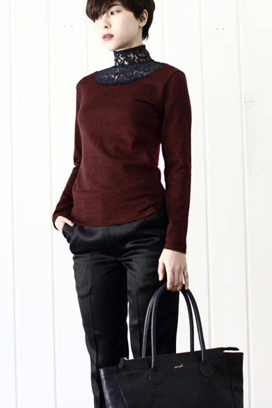 ニット2万6460円、パンツ3万240円、バッグ6万6960円