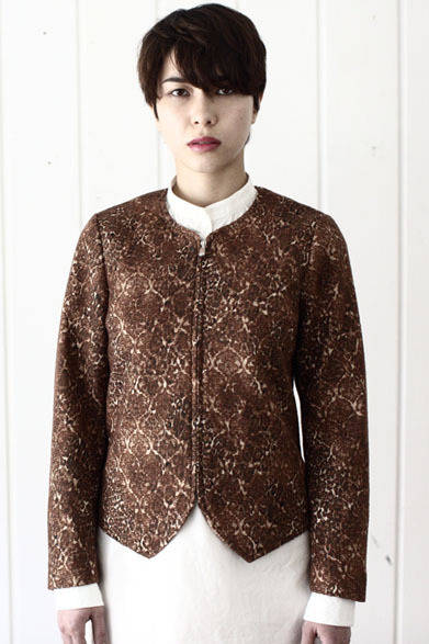 ブルゾン3万4560円、ワンピース2万4300円