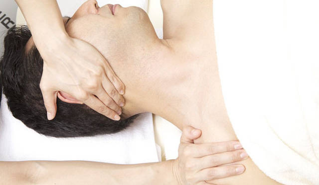 GINZA B・X 定番のセルバスターのフェイシャルコース「顔筋セルバスターコース 70分」ビジター1万8360円、会員1万2960円