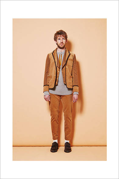 STRETCH CORDUROY JACKET 5万1840円、STRETCH CORDUROY VEST 2万8080円、CASHMERE PULLOVER 4万2120円、STRETCH CORDUROY PANTS 3万1320円