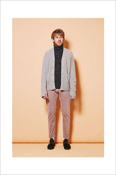 CASHMERE CARDIGAN 5万2920円、HIGH NECK PULLOVER 2万9160円、STRETCH CORDUROY PANTS 3万1320円