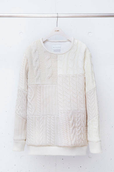 全面のパーツにヴィンテージのフィッシャーマンニットを一枚ずつ解体し、その後、生地を作成。ニットの裏には全面芯を張り、着心地、風合いを心地良くし、袖、裾口にはオリジナルの編立て7Gのリブを採用している。<br />Vintage Fisherman Knit Remake Vest 8万6400円