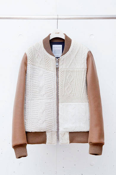 身頃はヴィンテージのフィッシャーマンニットを一枚ずつ解体しパーツを作成。ニットの裏には全面芯を張り、着心地、風合いを心地良くし、袖にはBYKUROオリジナルのSUPER100’のウールメルトンを搭載。古着から漂う独特の風合いとバランスを調和させている。袖、裾口にはオリジナルの編立て7Gのリブを採用。ファスナーも10号のインパクトのあるミルスペックのものを使用している。<br />Vintage Fisherman Knit Remake Award Jacket 8万6400円