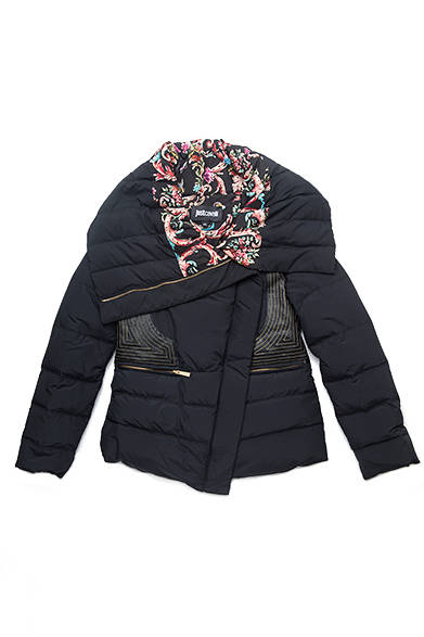 ショート丈の裏地はカマルグプリント。ダウンジャケット　9万8000円（税抜）