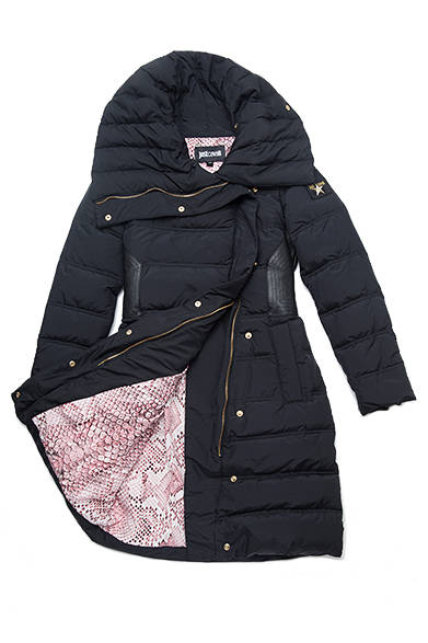 6WAYダウンジャケットと同じく、ダウン90％フェザー10％のダウンジャケット。首元までボタンを閉めるとスカーフいらずなあたたかさ。パイソン柄ロングダウンコート　11万円（税抜）