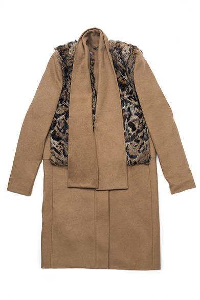 カラー部分が取り外し可能なストレートなフォルムのシンプルコート。キャメルの方は前身頃と後身頃にオセロット柄がプリントされたラビットファーが施されている。キャメル ウールコート　18万9000円（税抜）