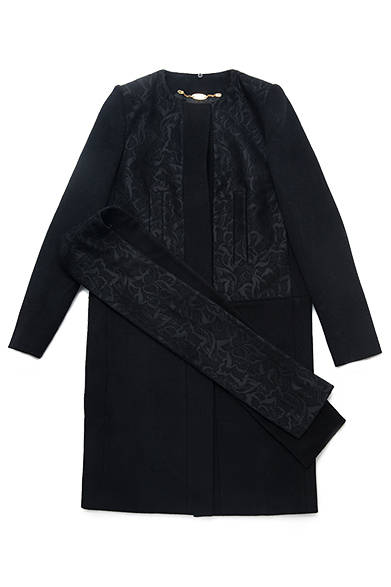 ブラックのスタイルは、ウールとフラワージャガード部分が切り替えになっていて上品な印象。フラワージャガード ウールコート　9万2000円（税抜）