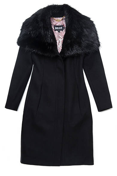 大き目のファーカラーがとてもエレガントなドレスコート。ファーのカラー部分は取り外し可能。 取り外すとスタンドカラーですっきりとシャープ な雰囲気に変身。ラビットファーカラー ドレスコート 13万7000円（税抜）