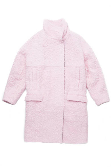 ラウンドショルダーで、リラクシングなサイジ ングがモードな雰囲気に仕上げてくれる。エッグフィット ピンクコート　13万7000円（税抜）