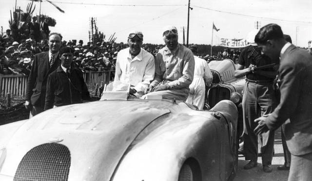 41_type_57g_tank_le_mans 第1号車は、ブガッティのドライバー「ジャン=ピエール・ウィミーユ」で、彼が1937年に操縦してルマン24時間レースで優勝した「T57Gタンク」を彷彿されるブルーのカラースキームを特徴とした