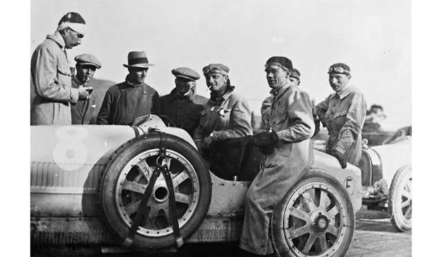 46_1925_targa_florio_meo_costantini_type_35 3号車「メオ・コンスタンティーニ」(写真左)は、かつて伊シチリア島でおこなわれた伝説の公道自動車レース、タルガフローリオで活躍した「T35」を彷彿とさせるブルーとアルミニムの組み合わせが特徴