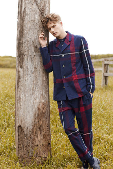 チェックジャケット6万2640円、チェックトラウザーズ4万7520円、チェックシャツ4万2120円