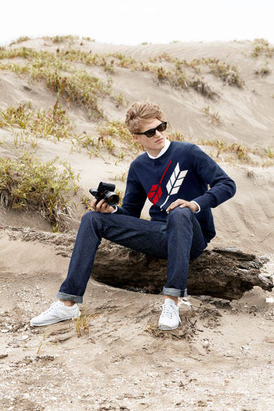 シャツ3万9960円、カシミアニット6万6960円、ジーンズ3万7800円