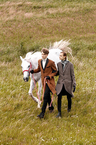 メンズ／ビキューナ チェスターコート203万400円、カシミアニット6万4800円、ジーンズ3万2400円、レディース／ヤク×ヘンプ チェスターコート19万5480円、カシミアニット6万4800円、ストール2万8080円