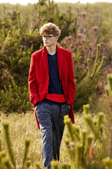 ウールカシミアコート30万2400円、カシミアボーダーニット7万8840円、ウールトラウザース4万5360円