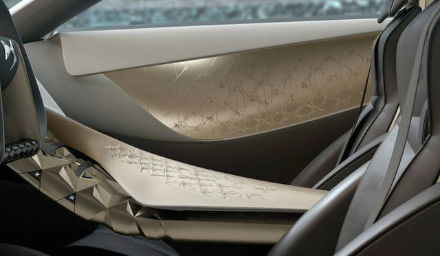 citroen_divine_ds_071 オートクチュールの世界からインスピレーションを得たという「Parisienne Chic」は、アイボリーレザーのダッシュボードに、ドレープと刺繍の入ったシルクサテンの組み合わせ