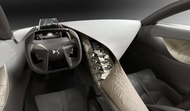 citroen_divine_ds_073 オートクチュールの世界からインスピレーションを得たという「Parisienne Chic」は、アイボリーレザーのダッシュボードに、ドレープと刺繍の入ったシルクサテンの組み合わせ
