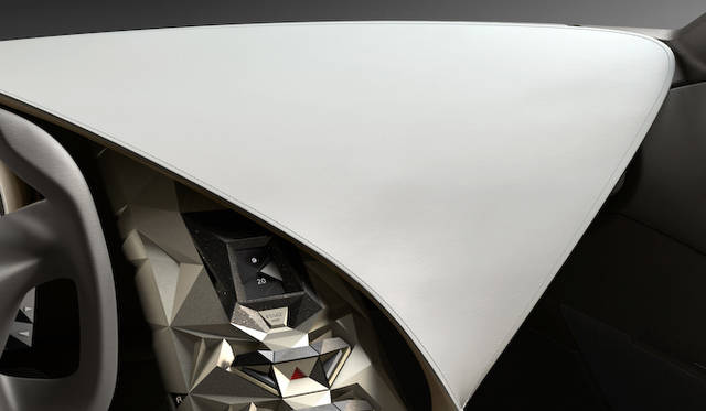 citroen_divine_ds_076 オートクチュールの世界からインスピレーションを得たという「Parisienne Chic」は、アイボリーレザーのダッシュボードに、ドレープと刺繍の入ったシルクサテンの組み合わせ