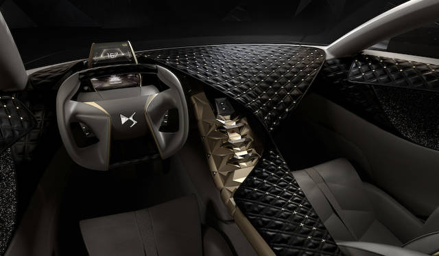 citroen_divine_ds_085 「Fatale Punk」は、ロックスタイルをイメージ。クリスタルのスタッズのはいったキルティング状のレザーでダッシュボードは覆われ、ドアの内貼りはスワロフスキー クリスタル ファブリックがきらめく