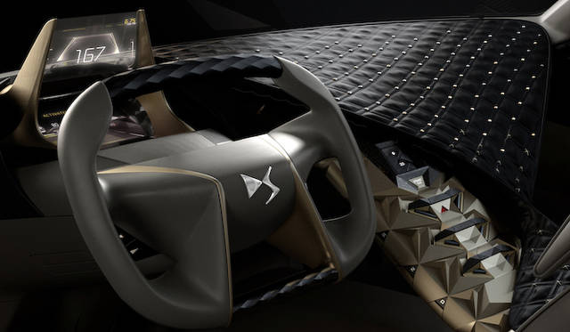 citroen_divine_ds_087 「Fatale Punk」は、ロックスタイルをイメージ。クリスタルのスタッズのはいったキルティング状のレザーでダッシュボードは覆われ、ドアの内貼りはスワロフスキー クリスタル ファブリックがきらめく