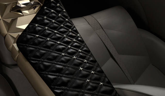 citroen_divine_ds_093 「Fatale Punk」は、ロックスタイルをイメージ。クリスタルのスタッズのはいったキルティング状のレザーでダッシュボードは覆われ、ドアの内貼りはスワロフスキー クリスタル ファブリックがきらめく