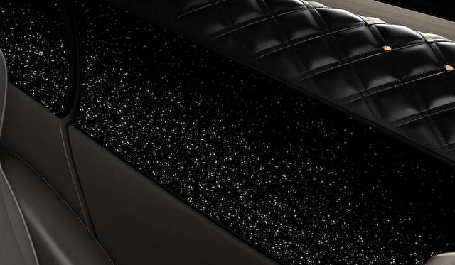 citroen_divine_ds_099 「Fatale Punk」は、ロックスタイルをイメージ。クリスタルのスタッズのはいったキルティング状のレザーでダッシュボードは覆われ、ドアの内貼りはスワロフスキー クリスタル ファブリックがきらめく