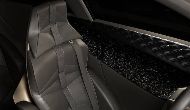 citroen_divine_ds_95 「Fatale Punk」は、ロックスタイルをイメージ。クリスタルのスタッズのはいったキルティング状のレザーでダッシュボードは覆われ、ドアの内貼りはスワロフスキー クリスタル ファブリックがきらめく